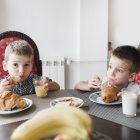 Conoce los alimentos que una cardióloga recomienda evitar en el desayuno y descubre por qué pueden afectar tu salud cardiovascular y metabólica