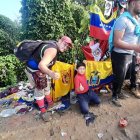 Andrés Orellana  junto a su pequeño hijo del mismo nombre en plena corazón del Darién con la bandera de Barcelona SC y Ecuador.