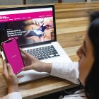 Una persona usa la tecnología para hacer transacciones bancarias.