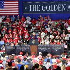 El presidente, Donald Trump, habla durante la celebración de los primeros 100 días de su segundo mandato en Míchigan.