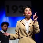 La comedia transcurre en 1931 e inicia con un misterioso mural.