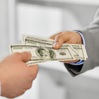 El bono escolar, equivalente al salario básico, alivia los costos de útiles y matrículas en Ecuador.