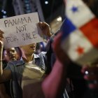 Una mujer sostiene un cartel durante una manifestación este martes, en Ciudad de Panamá (Panamá)