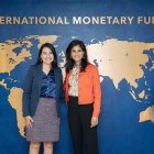 La ministra de Finanzas, Sariha Moya, junto a Gita Gopinath, subdirectora del FMI.