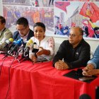 Marcela Arellano, en el centro, junto a otros dirigentes de centrales sindicales del país.