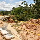 Servicio. Personas tratan de retirar lodo, piedra y otros elementos de vía.