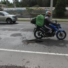 Situación. Baches, grietas y agujeros son parte del panorama de la Ruta Viva, tras 10 años sin mantenimiento los usuarios solicitan una intervención.