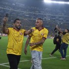 Nicolás Asencio (i) y Jonatan Álves dieron la vuelta olímpica en el estadio Monumental.