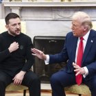 Volodímir Zelenski y Donald Trump, discuten en el Despacho Oval durante la visita que hizo el primero a Washington el 28 de febrero de 2025.
