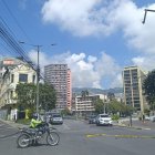 Las intersecciones de avenidas y calles desde el sector de El Ejido se cierran por las marchas de los trabajadores en Quito.
