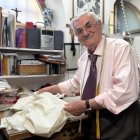 El sastre, Raniero Mancinelli, prepara la sotana para el próximo papa.