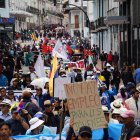 La marcha del FUT salió de la Caja del IESS avanzó por la av. 10 de Agosto e ingresó al Centro Histórico de Quito.