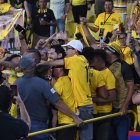 Jonatan Álvez en medio de los hinchas recordando un festejo cuando era parte del Barcelona SC.