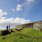 Fotografía sin fecha cedida por el Ministerio de Medio Ambiente de Chile de la ministra Maisa Rojas (d) durante un recorrido, en Rapa Nui (Chile). EFE/Ministerio de Medio Ambiente de Chile