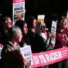 Manifestantes sostienen cartel con imagen del presidente y diputado del partido de ultraderecha británico Reform UK, Nigel Farage, que dice "Se busca por racismo", el 1 de mayo de 2025.