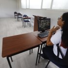 Las medidas de prevención incluyen clases virtuales y seguimiento a estudiantes con síntomas respiratorios.