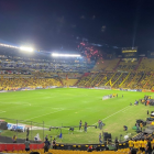 Hinchas de Barcelona SC ausentes en la celebración del Centenario, dejando el estadio vacío en gran parte.