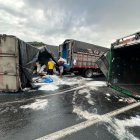 Los vehículos pesados resultaron afectados en la vía a la costa.