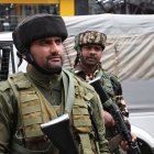 Soldados paramilitares indios montan guardia en Srinagar, la capital de verano de la Cachemira india, India, el jueves 1 de mayo de 2025.