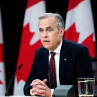 El primer ministro canadiense, Mark Carney, habla con periodistas.