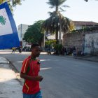 Un hombre fue captado el pasado 24 de abril al caminar por una calle de Puerto Príncipe (Haití).
