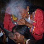 Curan. Las  sabias no solo atienden nacimientos, también curan el mal viento, limpian el espíritu con plantas  y acompañan en duelos.