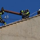 Trabajadores instalan la chimenea en la Capilla Sixtina, señalando la cercanía del cónclave.
