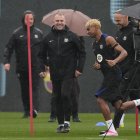 GRAFCAT7828 Sant Joan Despí (BARCELONA) 02/05/2025.- El entrenador alemán del FC Barcelona, Hansi Flick (c) junto al jugador Lamil Yamal (d), durante el entrenamiento realizado hoy en la Ciudad Deportiva Joan Gamper de cara la partido de la Liga que jugarán mañana contra el Real Valladolid. EFE/Alejandro García