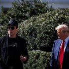 El presidente de Estados Unidos, Donald Trump (d), junto al principal del DOGE, el magnate Elon Musk, en el jardín sur de la Casa Blanca en Washington, D.C., el 11 de marzo.