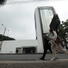 En el edificio Macro, junto al estero Salado, se suele cobrar usos publicitarios.