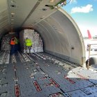 Una plataforma de rieles y rulimanes permiten evacuar la carga del aeropuerto sin mayor esfuerzo.