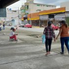 Usuarios. A diario, ciudadanos ofrecen servicios de gasfitería y otros oficios debajo del puente en la intersección de las avenidas Francisco de Orellana y Benjamín Carrión, en el norte.