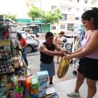 Luis Fernández le vendió mascarillas a Gisel Hidalgo en los alrededores de las distribuidoras farmacéuticas, en el centro de Guayaquil.