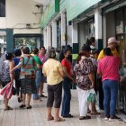 Algunos clientes buscaban medicinas pero también mascarillas en las distribuidoras farmacéuticas del centro de Guayaquil.