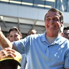 El expresidente de Brasil, Jair Bolsonaro, saluda al salir del Hospital DF Star de Brasilia este domingo 4 de mayo, en Brasilia.
