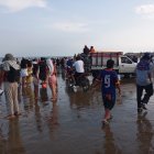 Incertidumbre hubo en la orilla cuando miembros del Cuerpo de Bomberos llegaron con el cadáver de Fabricio Cantos Cedeño.