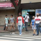 Algunas personas ya utilizan mascarilla, en medio de casos de tosferina y fiebre amarilla en Ecuador.