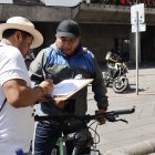 Los voluntarios recorren varios sectores recolectando las firmas.