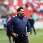 El técnico Pablo Vitamina Sánchez volvió a ser señalado por los hinchas de Liga de Quito.