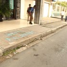 Restos del vidrio del taxi permanecen en el lugar del ataque, donde parte de las víctimas estaban dentro del vehículo.