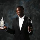 Moisés Caicedo con los galardones que ganó de parte del Chelsea.