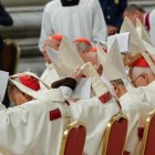 Cardenales asisten a la Novena Misa Novendial en memoria del papa Francisco en la Basílica de San Pedro, Ciudad del Vaticano.