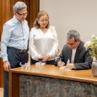 El autor firmando libros