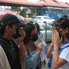 Colegio 28 de Mayo. Familiares verificaron que los alumnos tengan colocado la mascarilla.
