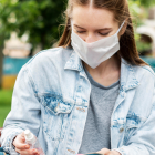 Foto referencial de una joven con mascarilla.