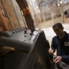 La Capilla Sixtina del Vaticano se prepara este viernes, 2 de mayo de 2025, para el cónclave del que saldrá el sucesor de Francisco y los técnicos se afanan para que todo esté listo.