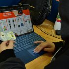 Representación. Una mujer suplanta la identidad de un hombre para hacer compras con su cédula.