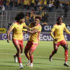 Angelo Mina (i) abrió la ruta del triunfo de Aucas sobre Libertad.