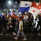 Varias personas marchan en Ciudad de Panamá (Panamá).