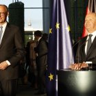 El elegido canciller alemán Friedrich Merz y su predecesor Olaf Scholz habla en una ceremonia de traspaso de poderes en la Cancillería de Berlín.